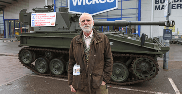 Неудачный ремонт: недовольный клиент "приехал на разборки" на танке (фото)