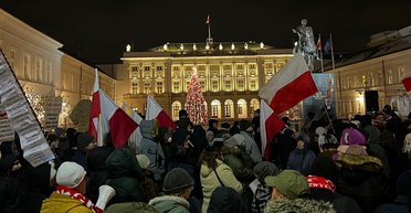 В Польше во дворце Дуды задержали двух экс-министров: люди вышли на протест (фото)