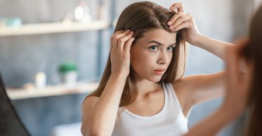 Люди неправильно миють голову влітку: вчені розповіли про приховану загрозу