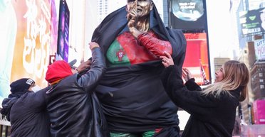 В честь 40-летия Криштиану Роналду: в Нью-Йорке открыли статую легенды футбола (фото, видео)