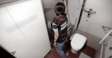 Следили за людьми в туалете: компания выставляла личные фото работников на "стене позора"