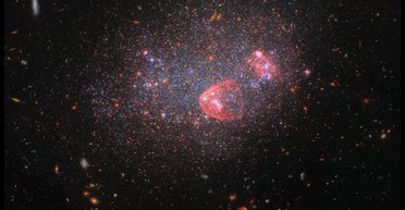 Телескоп Габбл зафіксував святкову "скляну кулю зі снігом" у космосі (фото)