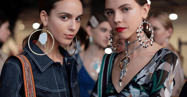 Чим небезпечні металеві прикраси в холодну погоду: не варто носити в мороз