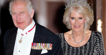 Королева Камілла вийшла у світ в улюбленій тіарі покійної Єлизавети II (фото)