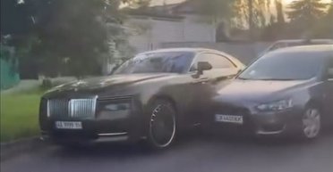 В Украине попал в ДТП люксовый электромобиль Rolls-Royce за $600 000 (видео)