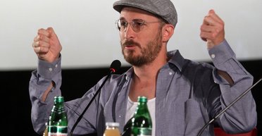 У Желтого камня. Даррен Аронофски устроил в Одессе акцию "каяктивизма"