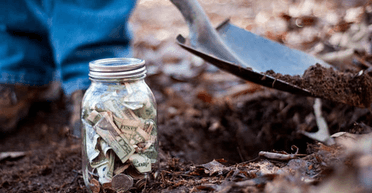 Чоловік випадково став мільйонером і закопав свій скарб у дворі (фото)