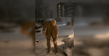 "Тищенко против зимы": в сети показали, как нардеп убирает снег в Киеве (видео)