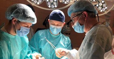 Напевал гимн Люфтваффе: раненого оккупанта потроллил украинский хирург (видео)