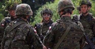 Польські громадяни масово долучаються до військової підготовки на тлі агресії РФ, — Reuters