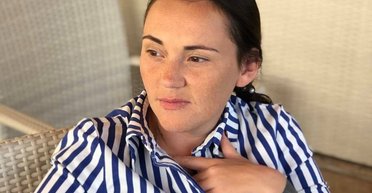 За 15 см від голови сина: у Києві обстріляли авто ветеранки ЗСУ (фото)