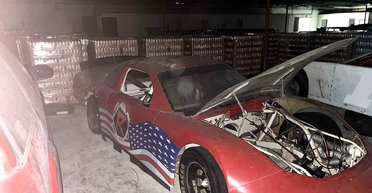 Мужчина нашел в заброшенном гараже неожиданные находки: принадлежал фанатам быстрой езды (видео)