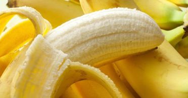 "Ніколи такого не бачила": жінка знайшла сюрприз всередині бананів (фото)