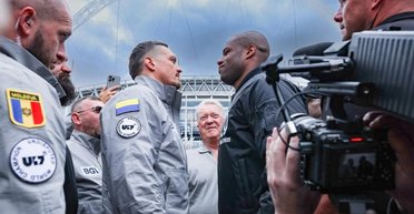 Усик и Дюбуа провели дуэль взглядов на фоне "Уэмбли": британец не выдержал (видео)