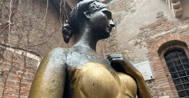 Вишиковуються в чергу: туристи протерли дірку в грудях статуї Джульєтти (фото)