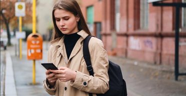 Девушка решила отказаться от смартфонов и перешла на устаревшие телефоны: ее поддержали тысячи людей (видео)