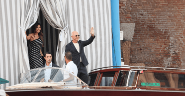 Кардаш'яни, Опра Вінфрі та інші: зіркові гості прилетіли на весілля до найбагатшого чоловіка (фото)