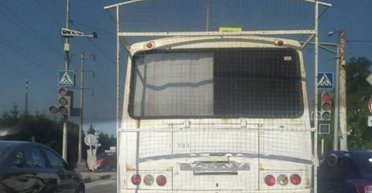 В Белгороде сотрудников приграничья возят на автобусах с антидроновими сетками (видео)