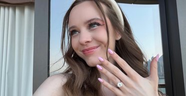 Кольцо-обещание: известная актриса удивила сеть неожиданным подарком от любимого (фото)