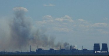 Пожар и дым возле Запорожской АЭС: угрожает ли станции блэкаут (фото, видео)