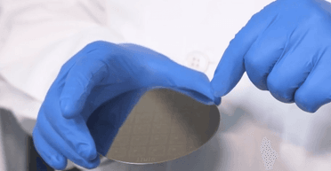 Необычная сапфировая пленка сделает чипы и аккумуляторы смартфонов намного эффективнее