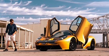 В США запустили в производство трехместный суперкар с необычным дизайном (фото)