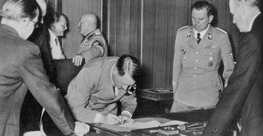 Знезброїти і зменшити Україну: чому план Трампа здається таким же поганим, як Мюнхен-1938