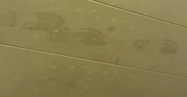 З'явилися з нізвідки: сім'я налякана незвичайними слідами ніг на стелі (фото)