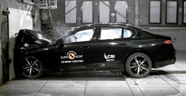 Новейшие электромобили Volkswagen, BMW и Mercedes испытали в краш-тестах (видео)