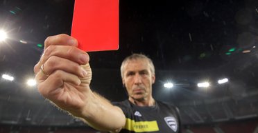 У Німеччині футбольного рефері закидали предметами з трибун: що обурило вболівальників