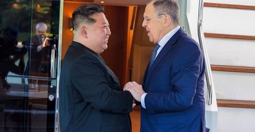 В КНДР, чтобы удивить Лаврова, на курорт согнали местных жителей (фото)