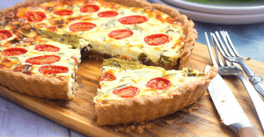 Пикантный пирог Капрезе: простой и вкусный летний рецепт в деревенском стиле