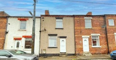 У покинутому селищі виставлено на продаж двоповерховий будинок: у чому його особливість (фото)