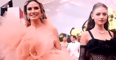 Канни 2024: Лені Клум у відвертій сукні вийшла на червону доріжку зі своєю мамою (відео)