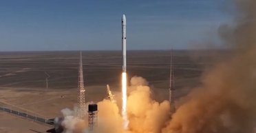 Китай впервые отправил в космос новую ракету: запуск создал опасность для самолетов (видео)