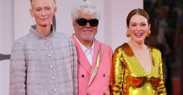 Джуліанн Мур і Тільда Свінтон вийшли на червону доріжку на прем'єрі фільму Альмодовара (фото)