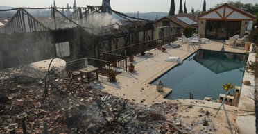 Лесные пожары охватили Кипр: дома и автомобили стали ловушкой для людей (видео)