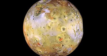 Спутник Юпитера с наибольшим количеством вулканов в Солнечной системе более горячий, чем считалось