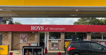 Магазини на кожному кроці: соцмережі обговорюють незвичний "культ" у британському селі (фото)