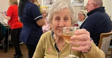 Женщина планирует "танцевать и веселиться" на рейв-вечеринке в свой 105-й день рождения