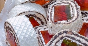 Красиво і смачно: рецепт вафельного рулету з желе (відео)