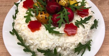 На праздничный стол и не только: рецепт салата Пасхальный венок