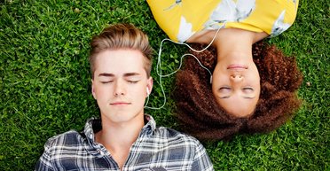 Плей-лист июня: обнаженные звезды, обнаженные эмоции и открытые в самоизоляции истины