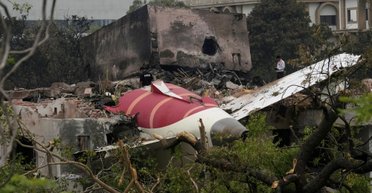 Авиакатастрофа в Индии: следствие не может выяснить, кто выключил двигатели в самолете (фото)