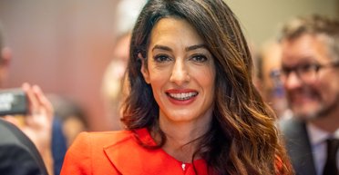 Амаль Клуні в мінісукні Prada зʼявилася на публіці в Нью-Йорку (фото)