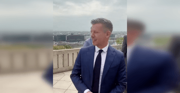 "Читає нову заяву Трампа": Мадяр у короткому відео посміявся з зосередженого Орбана