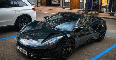 В Киеве заметили новейший британский спорткар с двигателем Mercedes (фото)