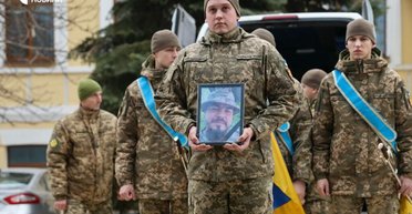 Журналистка Федченко пожаловалась на боль из-за фото похорон мужа-морпеха: что ответил фотограф