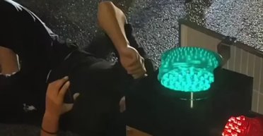 Незвичайна ДТП у Китаї: чоловік виявився "полоненим" світлофора (відео)