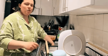 Страшно зайти: маму назвали ледачою після екскурсії будинком, який їй "подарувала" держава